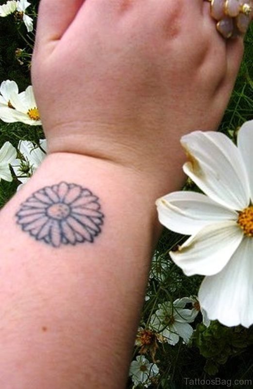23 Pretty Daisy Flower Tattoos For Wrist