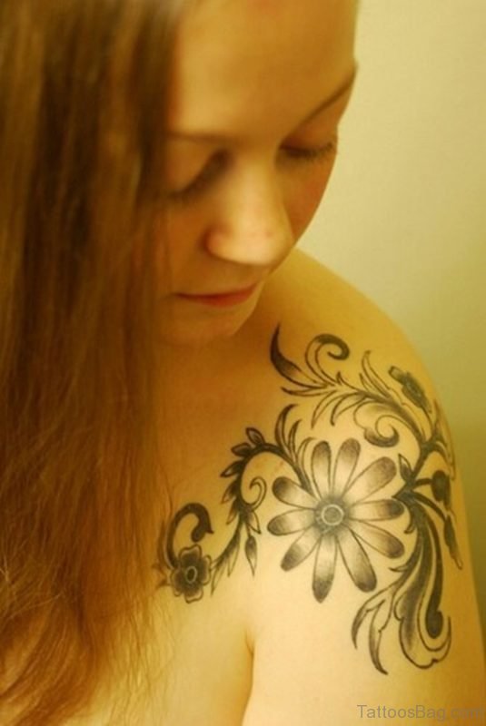 Beautiful Daisy Tattoo On shoulder