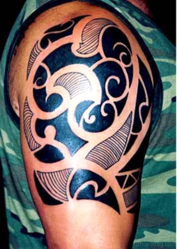 Black Maori Designer Tattoo On Right Shoulder