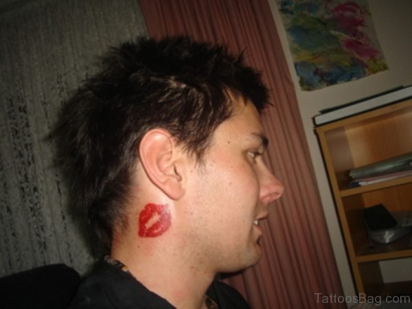 39 Attractive Kiss Tattoos On Neck