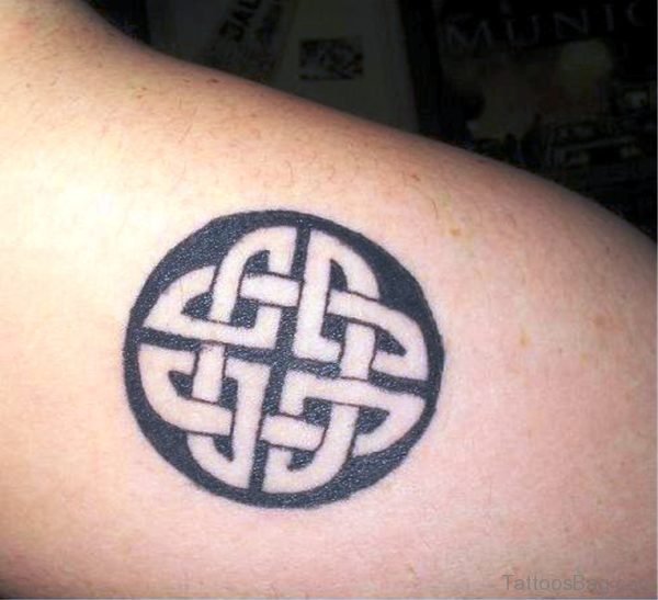Nice Black Celtic Tattoo On Right Back Shoulder