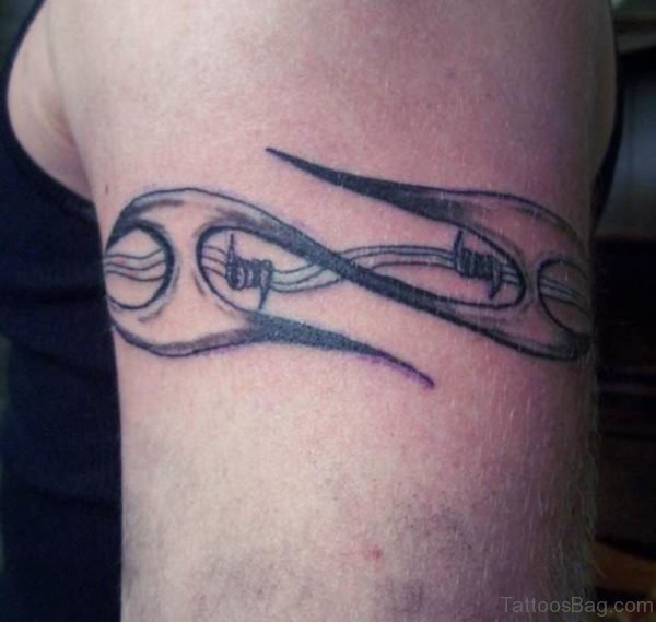 Awesome Barbed Wire Tattoo On Shoulder