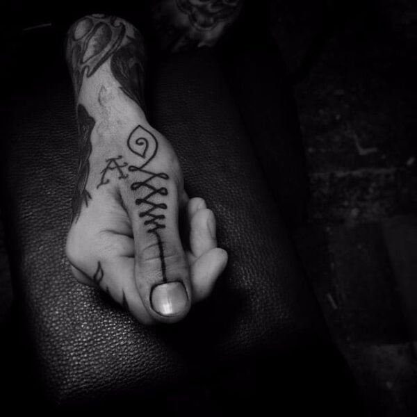 Fingertattoo